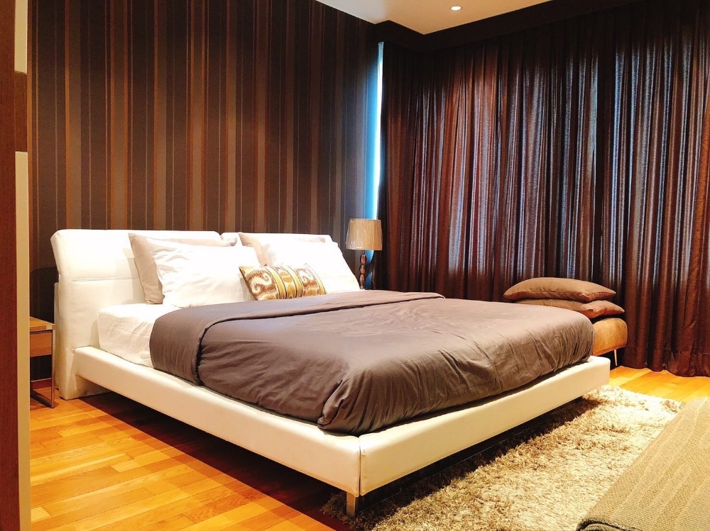 For Rent The Emporio Place Sukhumvit 24 1 bed 65sqm