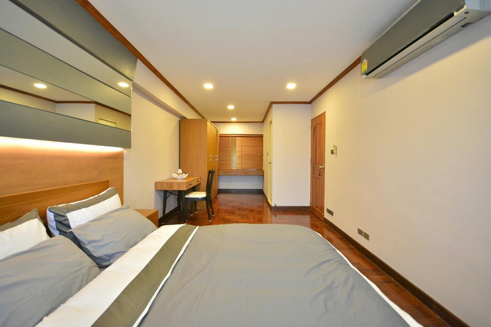 ทองหล่อทาวเวอร์  ซอย ทองหล่อ 18 Sukhumvit 55 very good location at the center of bangkok, Sukhumvit line