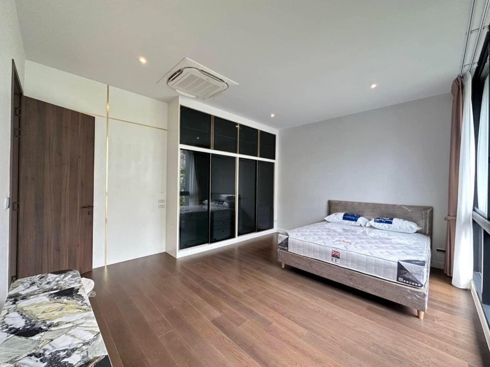 NS : For rent  Bugaan krungthep kreetha บ้านเดี่ยว 3 ชั้น หรูทันสมัย มีลิฟท์ วิวสระว่ายน้ำ พร้อมเข้าอยู่