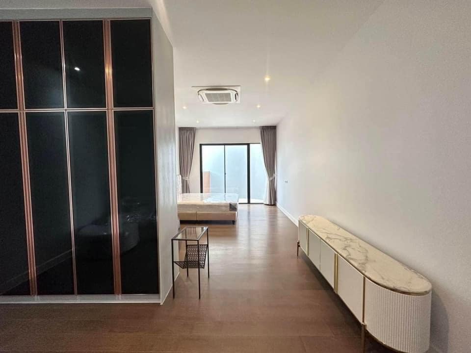 NS : For rent  Bugaan krungthep kreetha บ้านเดี่ยว 3 ชั้น หรูทันสมัย มีลิฟท์ วิวสระว่ายน้ำ พร้อมเข้าอยู่