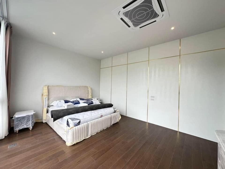 NS : For rent  Bugaan krungthep kreetha บ้านเดี่ยว 3 ชั้น หรูทันสมัย มีลิฟท์ วิวสระว่ายน้ำ พร้อมเข้าอยู่